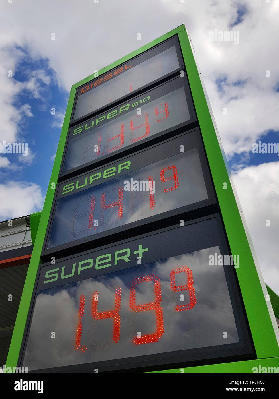 Preis von Benzin an einer Tankstelle, Deutschland Stockfoto
