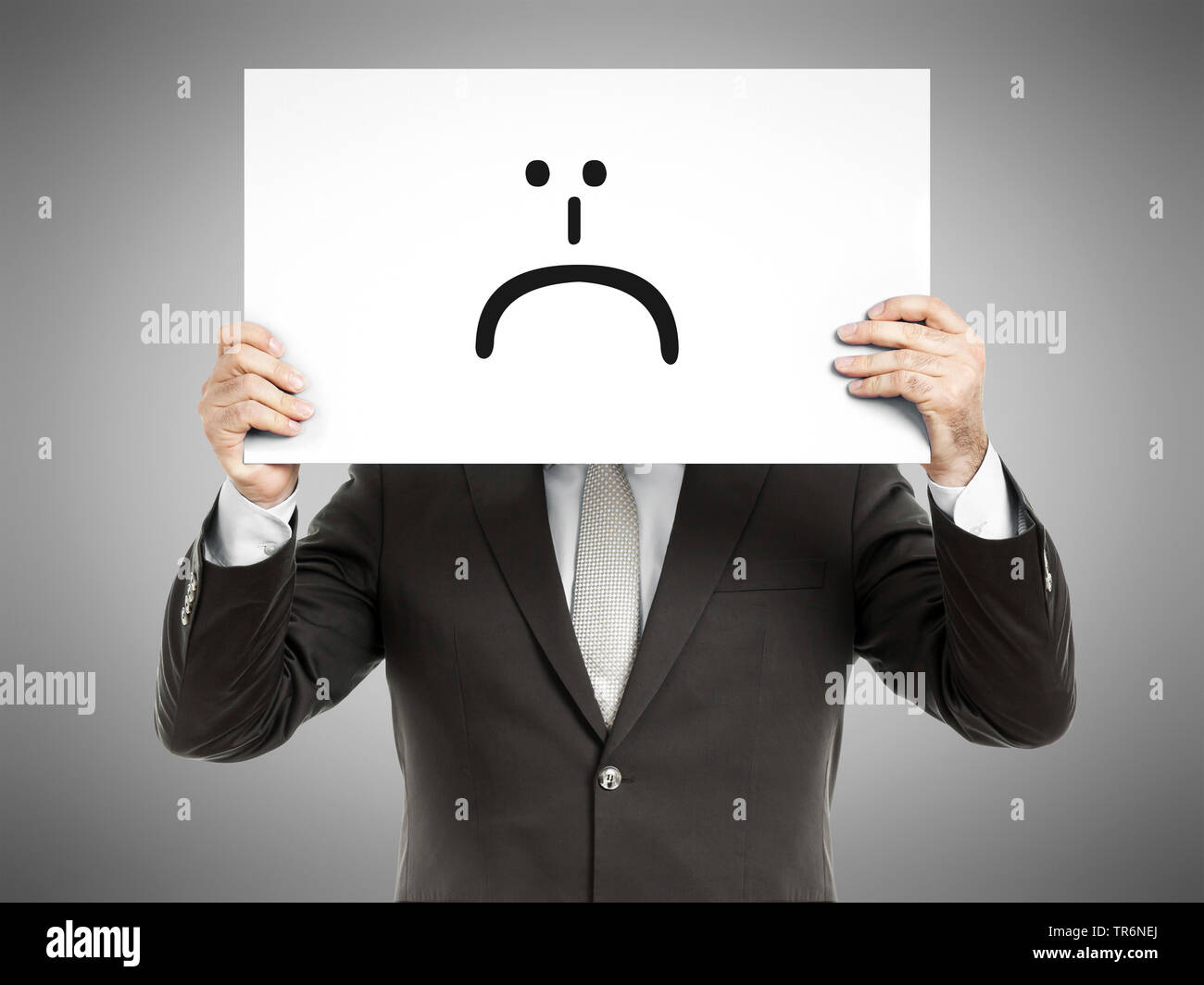 Geschäftsmann mit einem Schild, auf dem eine traurige Smiley, Deutschland Stockfoto