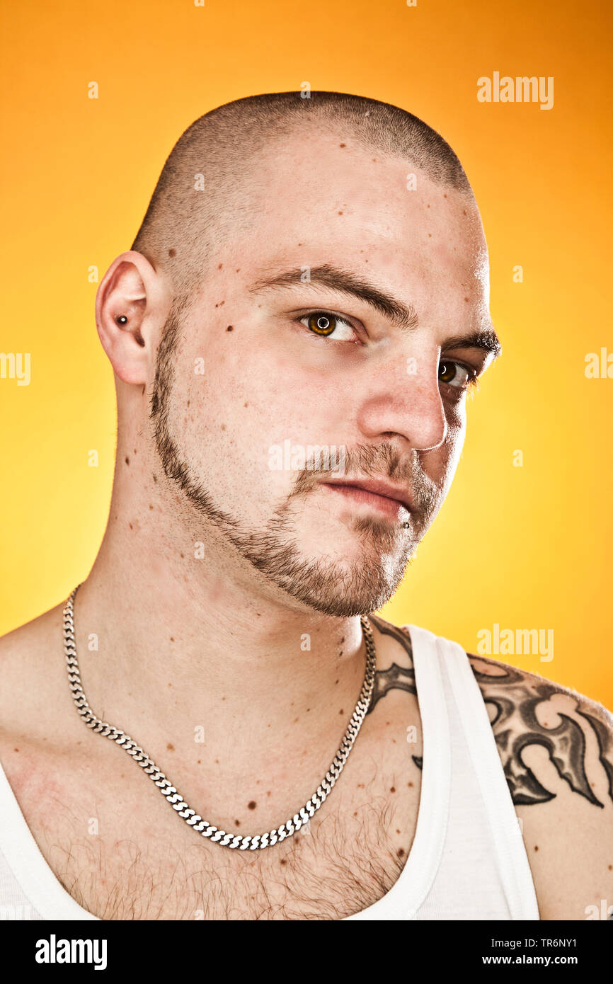 Porträt eines jungen Mannes mit Glatze und Bart, Deutschland Stockfoto