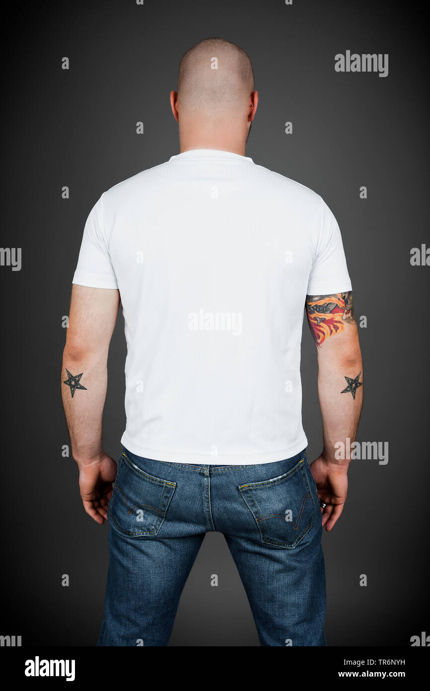 Jungen tätowierten Mann in T-Shirt und Jeans, Rückansicht, Deutschland Stockfoto
