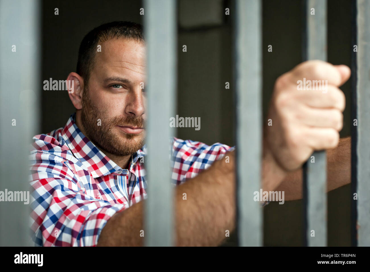 Stattlicher Mann mit karierten rock verhaftet, Deutschland Stockfoto