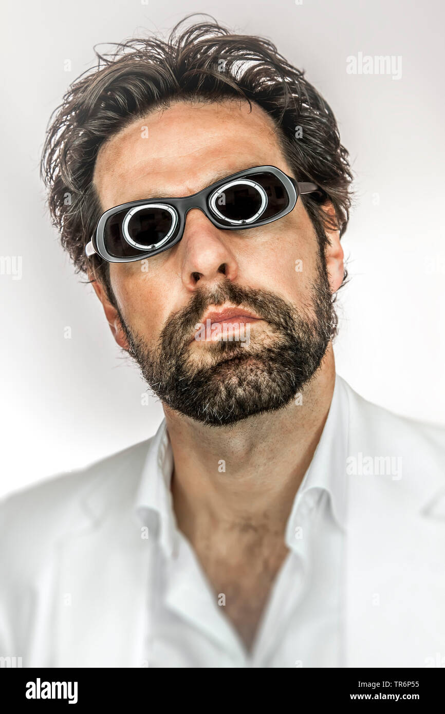 Porträt eines Mannes mit Bart mit lustigen Brillen, Deutschland Stockfoto