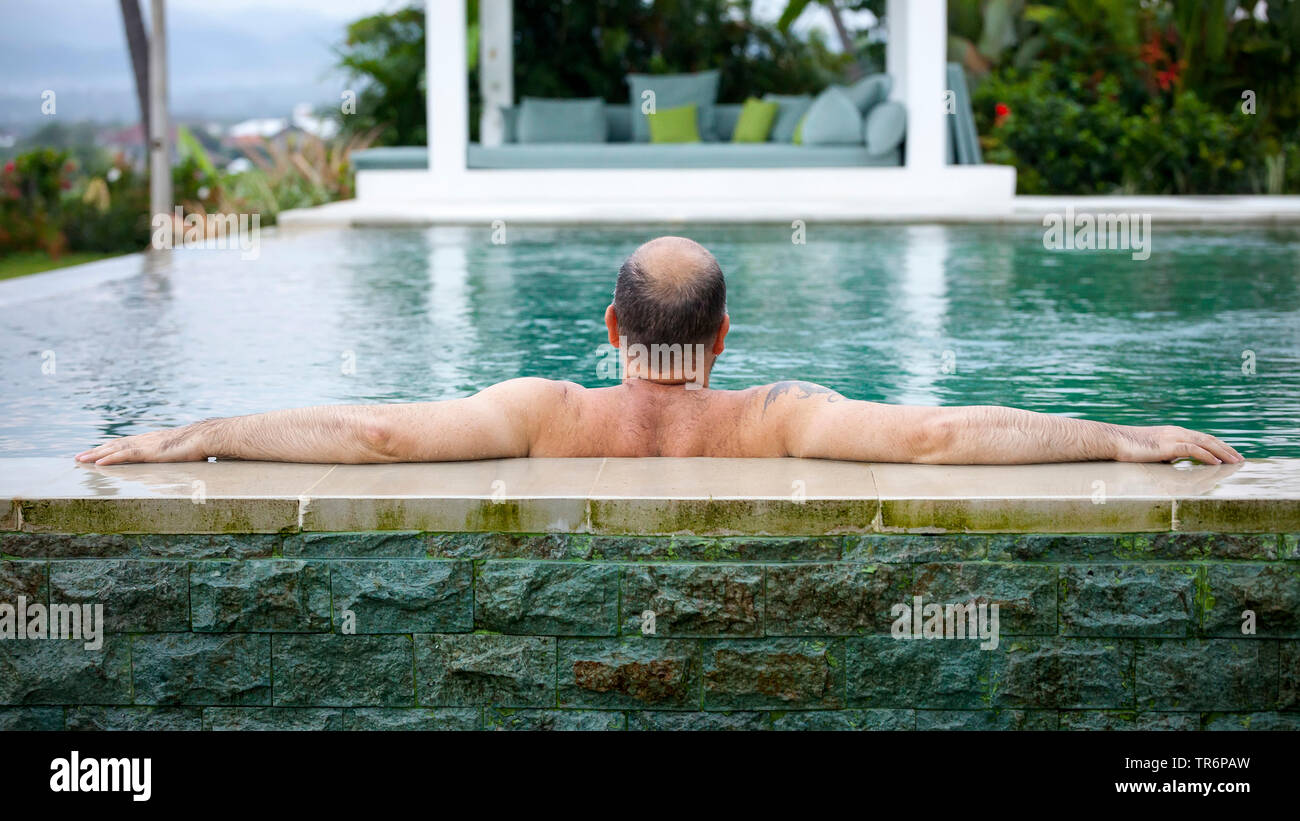 Mann im Pool, Deutschland Stockfoto