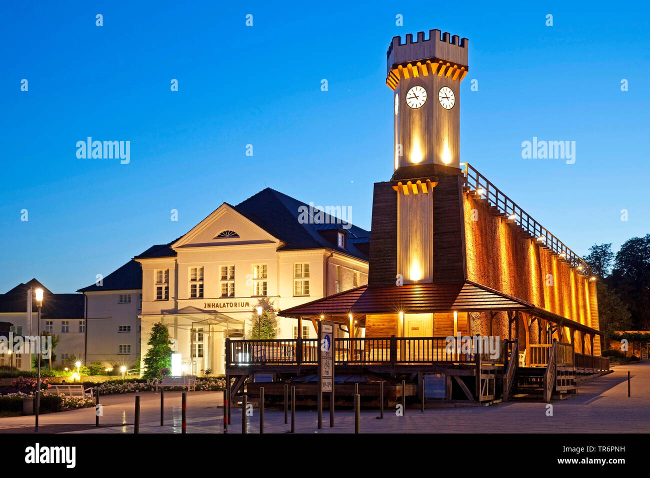 Beleuchtete gradutation arbeitet mit Uhrturm am Abend, Deutschland, Nordrhein-Westfalen, Ostwestfalen, Bad Salzuflen Stockfoto