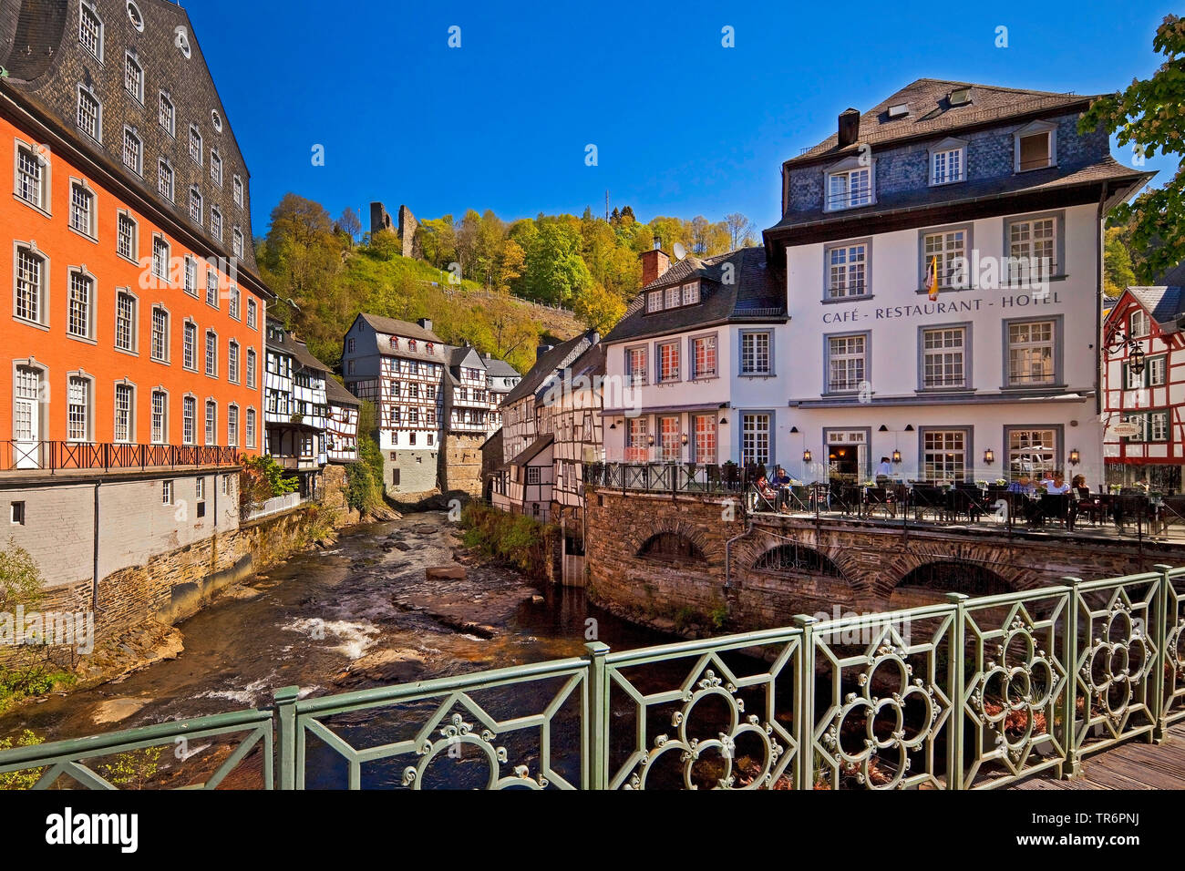 Rotes Haus, rotes Haus und Fachwerkhäuser an der Rur, Deutschland, Nordrhein-Westfalen, Monschau Stockfoto