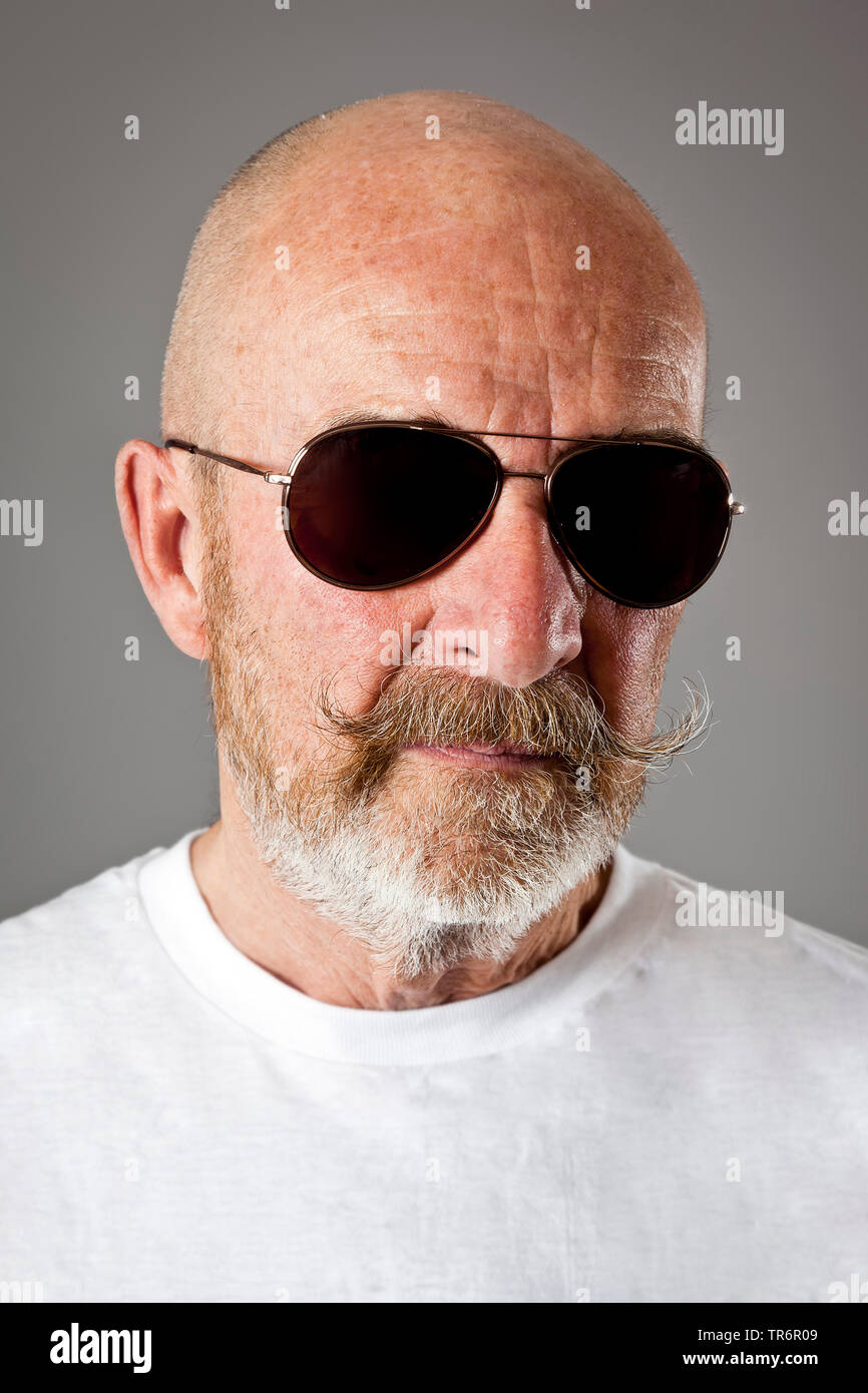 Alter Mann Mit Glatze Grauen Bart Und Sonnenbrille Deutschland Bayern Stockfotografie Alamy