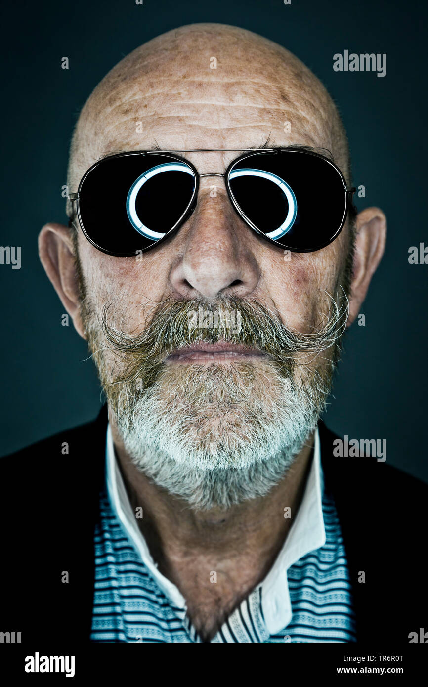 Alter Mann Mit Glatze Grauen Bart Und Sonnenbrille Deutschland Bayern Stockfotografie Alamy