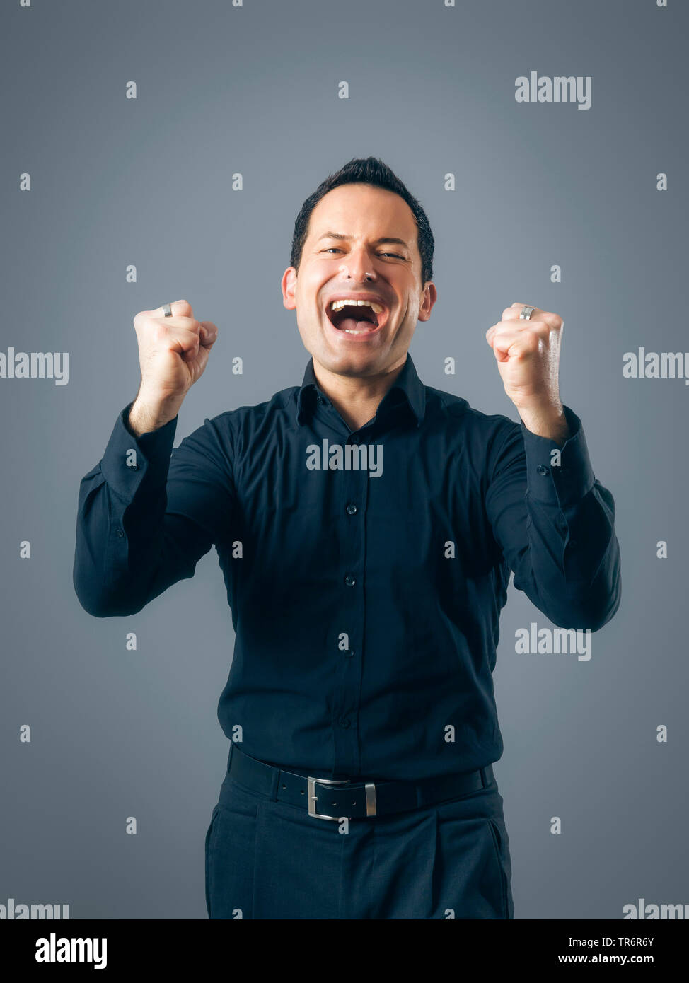 Mann in Schwarz ist glücklich, Deutschland Stockfoto