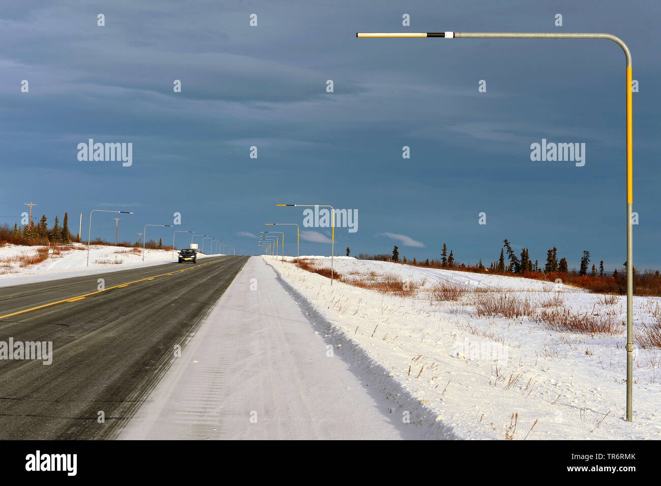 Landstraße im Schnee Landschaft, USA, Alaska, haines Alaska Chilkoot Fluss Stockfoto