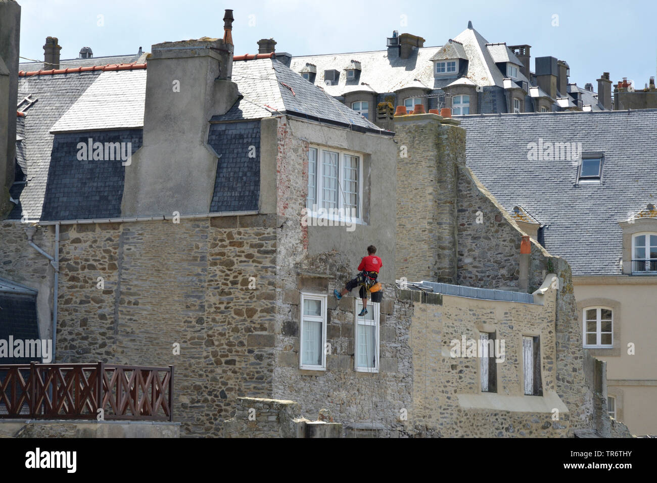 Maurer Abseilen vom Dach und Verputzen der Fassade in der Altstadt, Frankreich, Bretagne, Saint-Malo Stockfoto