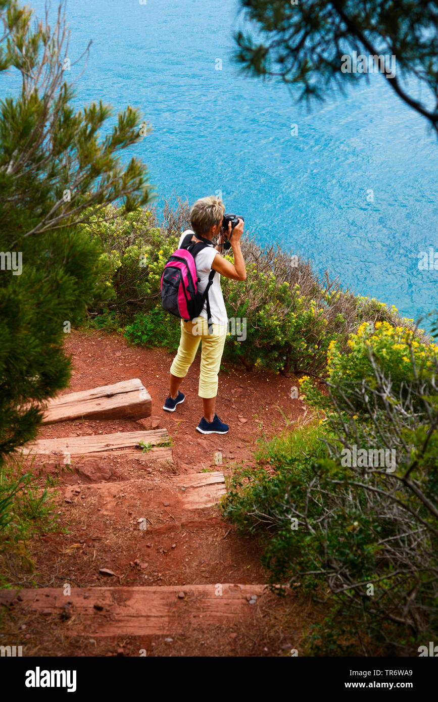 Frau stehend auf Fußweg entlang der Küste und Fotos, Frankreich, Provence, Sanary-sur-Mer Stockfoto