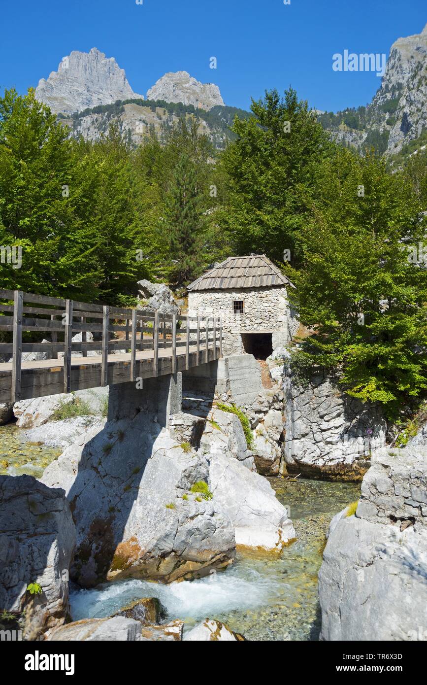 Brücke und alte Wassermühle am Fluss Valbona, Albanien, Albanische Alpen, Valbona Stockfoto