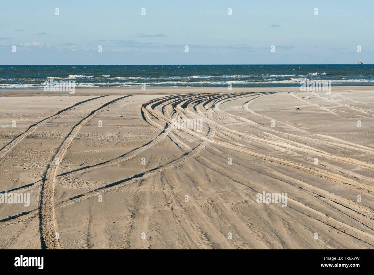 Umfangreiche Blick auf den Strand mit Reifenspuren, Niederlande, Friesland, Vlieland Stockfoto
