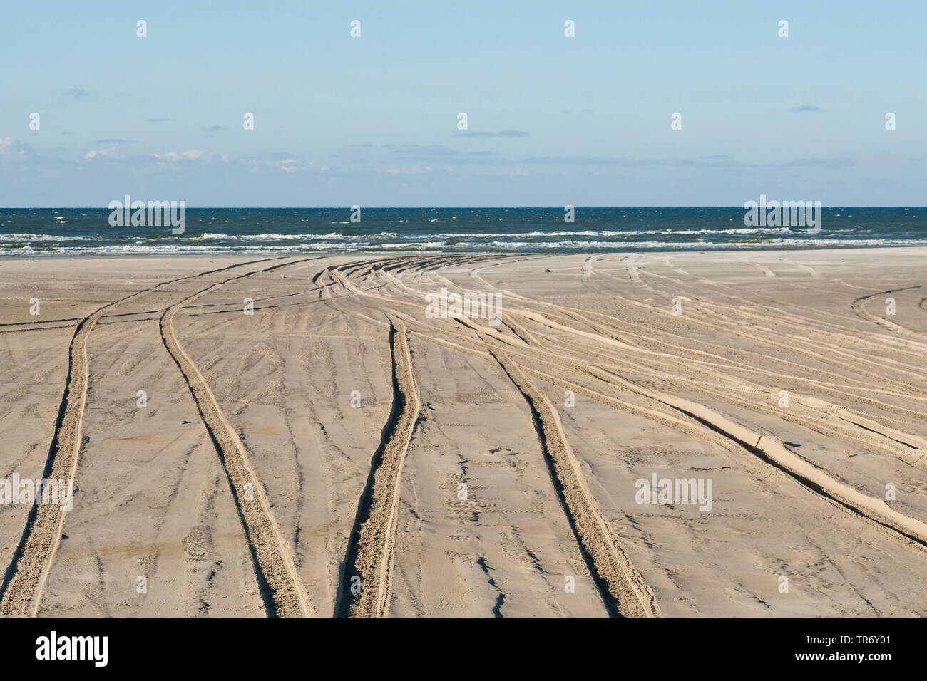Umfangreiche Blick auf den Strand mit Reifenspuren, Niederlande, Friesland, Vlieland Stockfoto