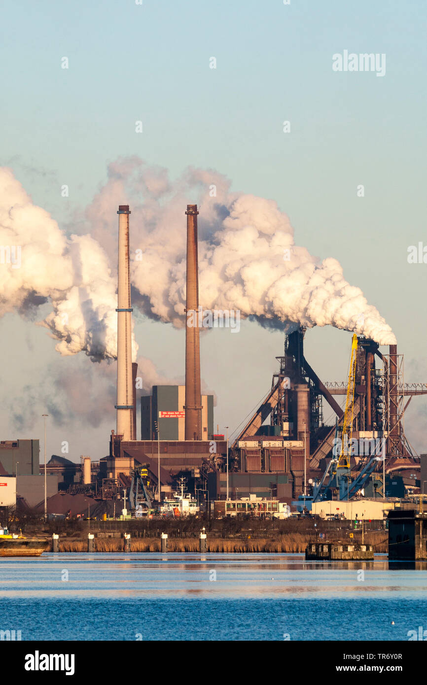 Hochöfen mit rauchenden Schlote an der Nordsee, Niederlande, Holland Nord, Ijmuiden Stockfoto