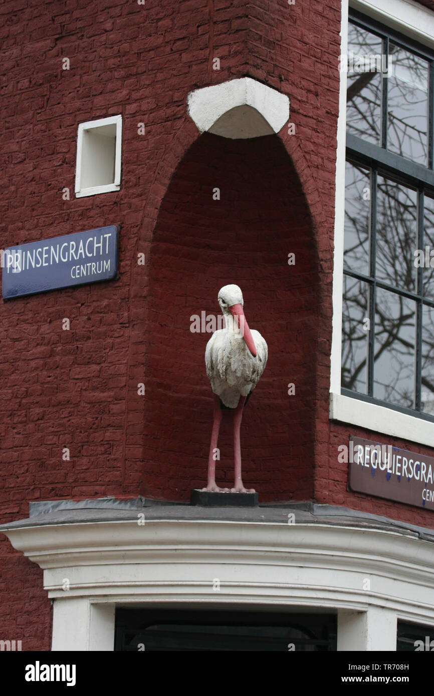 Weißstorch (Ciconia ciconia), Statue der Weißstorch in Amsterdam, Niederlande, Amsterdam Stockfoto