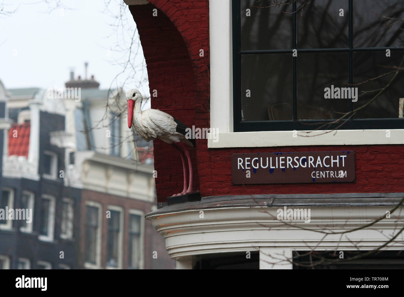 Weißstorch (Ciconia ciconia), Statue der Weißstorch in Amsterdam, Niederlande, Amsterdam Stockfoto