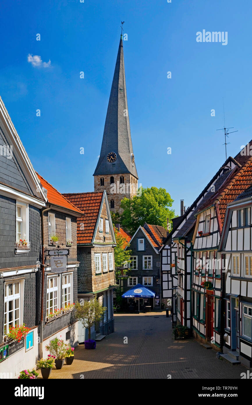 Die Altstadt mit dem Turm der Kirche St. Georg, Deutschland, Nordrhein-Westfalen, Ruhrgebiet, Hattingen Stockfoto