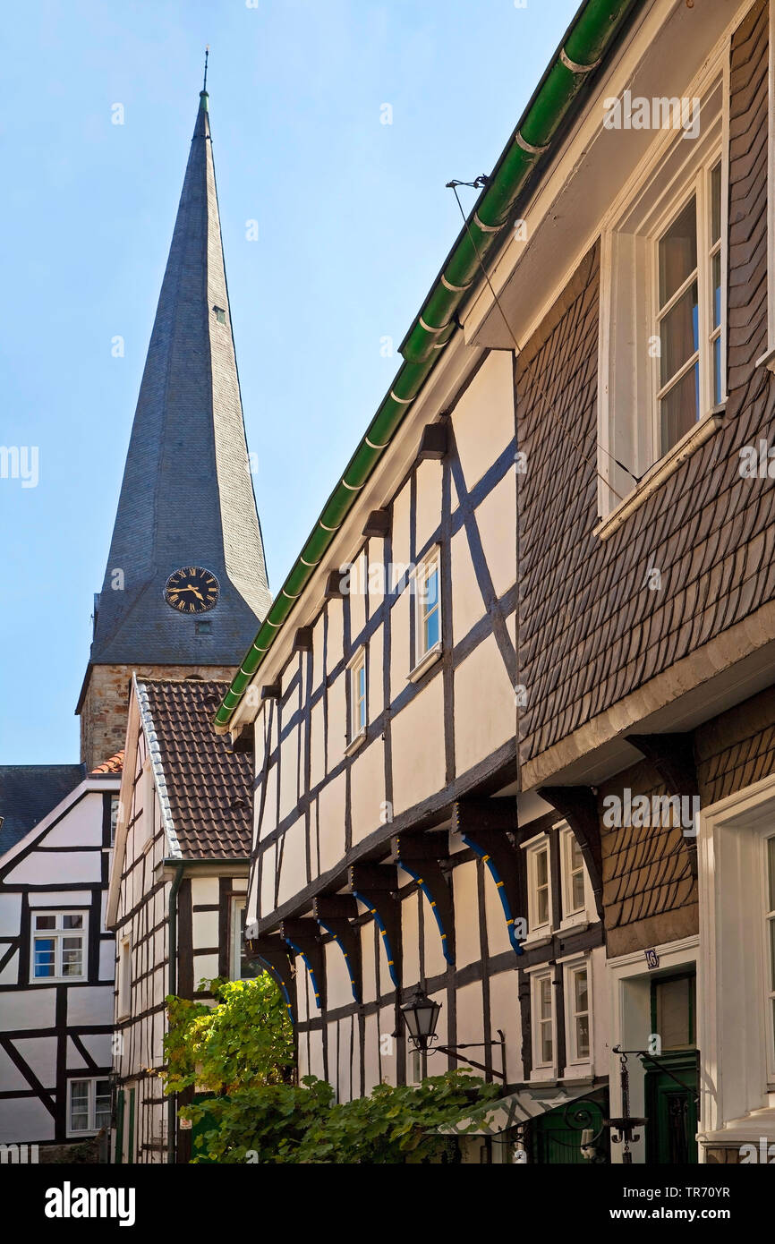 Die Altstadt mit dem Turm der Kirche St. Georg, Deutschland, Nordrhein-Westfalen, Ruhrgebiet, Hattingen Stockfoto