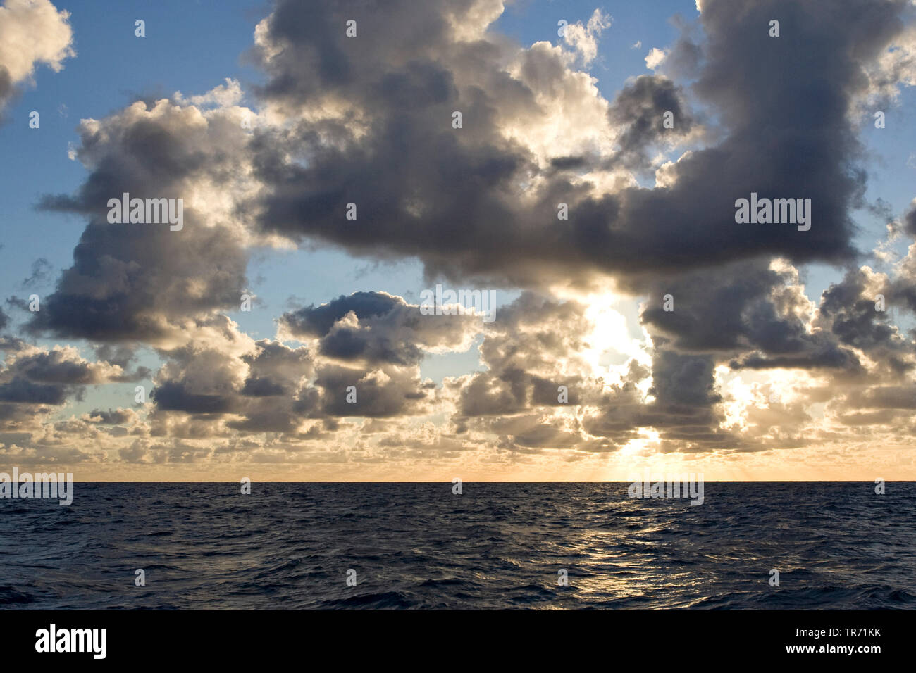 Bewölktem Himmel über der Nordsee, Niederlande Stockfoto