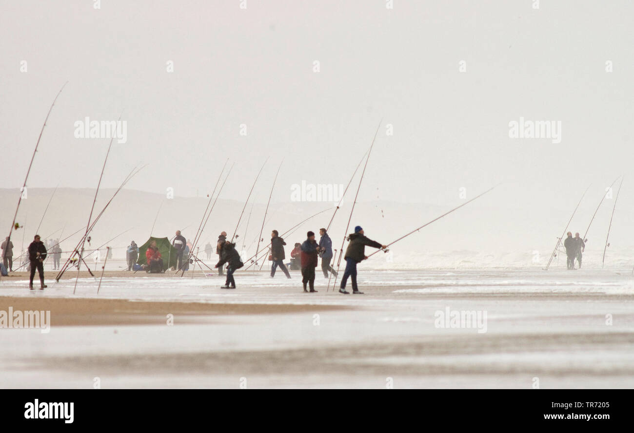 Fischer am Strand von Katwijk, Niederlande, Stockfoto