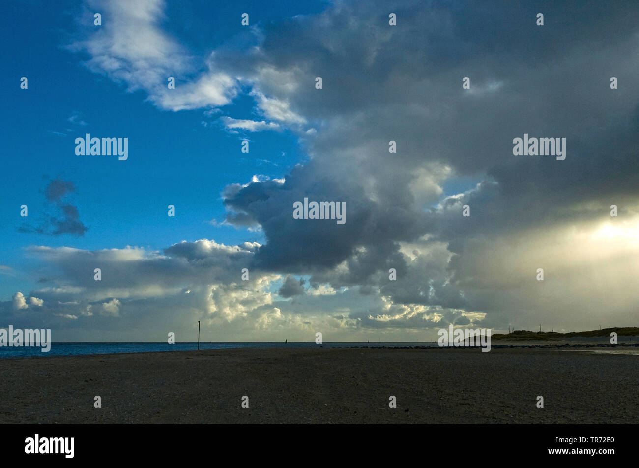 Gewitterwolken über der Nordsee, Niederlande, Vlieland Stockfoto