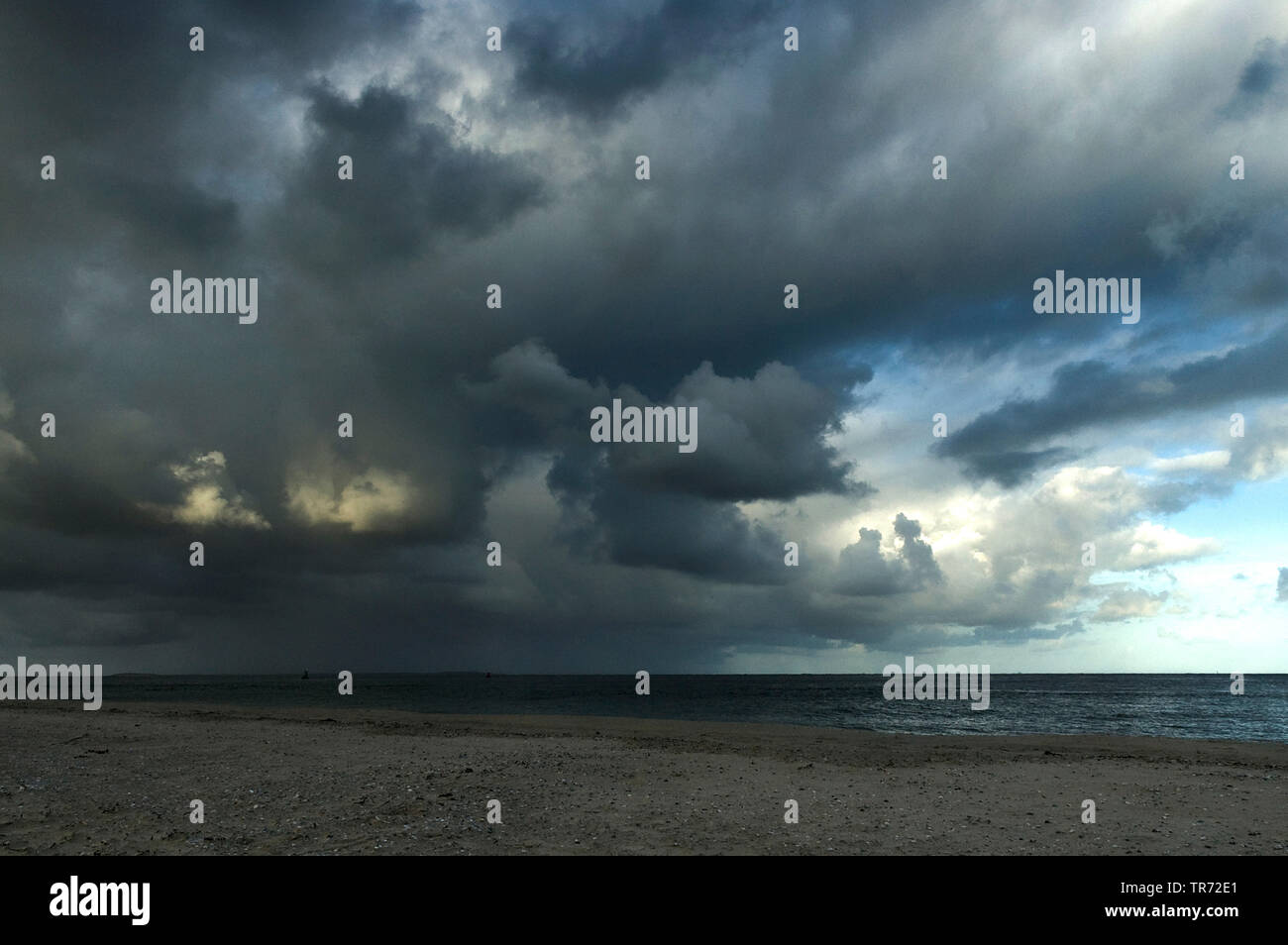 Gewitterwolken über der Nordsee, Niederlande, Vlieland Stockfoto