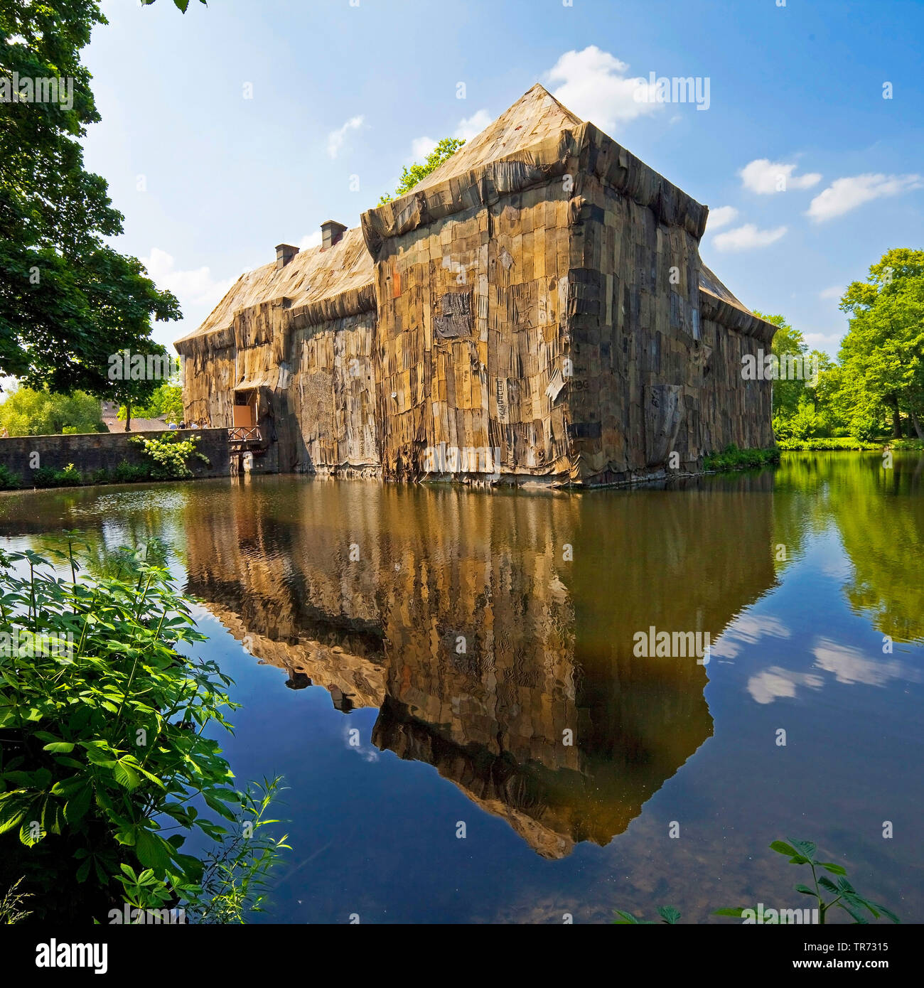 Verhüllte schloss Struenkede, Ausstellung Kunst und Kohle bei der Schließung des Steinkohlebergbaus 2018, Deutschland, Nordrhein-Westfalen, Ruhrgebiet, Herne Stockfoto