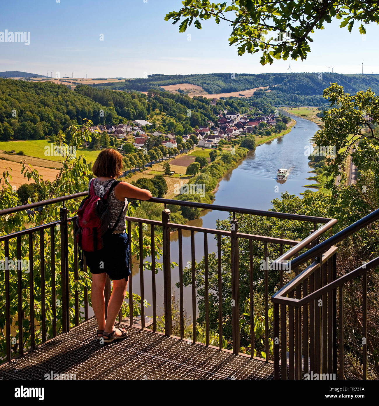 Frau genießt die Aussicht von Weser-Skywalk, Deutschland, Nordrhein-Westfalen, Weserbergland, Beverungen Stockfoto