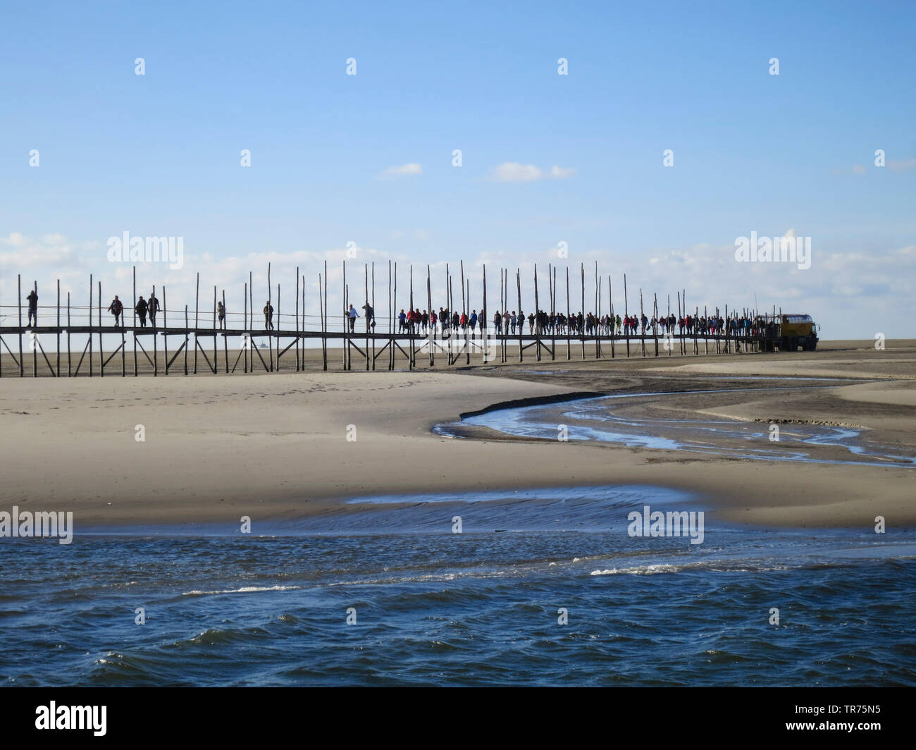 Menschen zu Fuß auf alten Anlegestelle an Vliehor, Niederlande, Friesland, Vlieland zur Fähre Stockfoto
