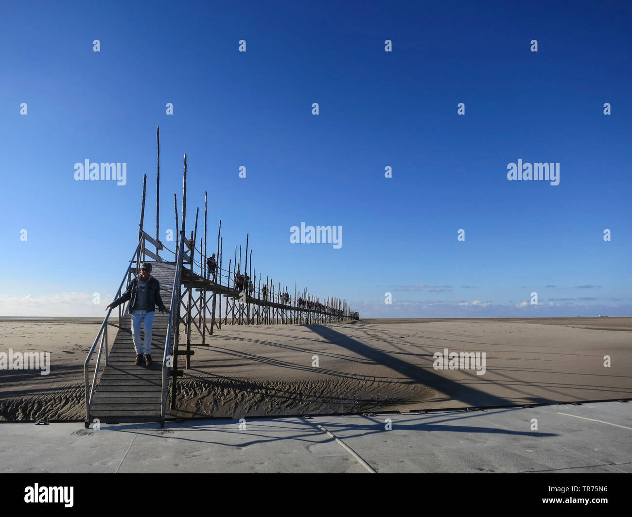 Menschen zu Fuß auf alten Anlegestelle an Vliehor, Niederlande, Friesland, Vlieland zur Fähre Stockfoto