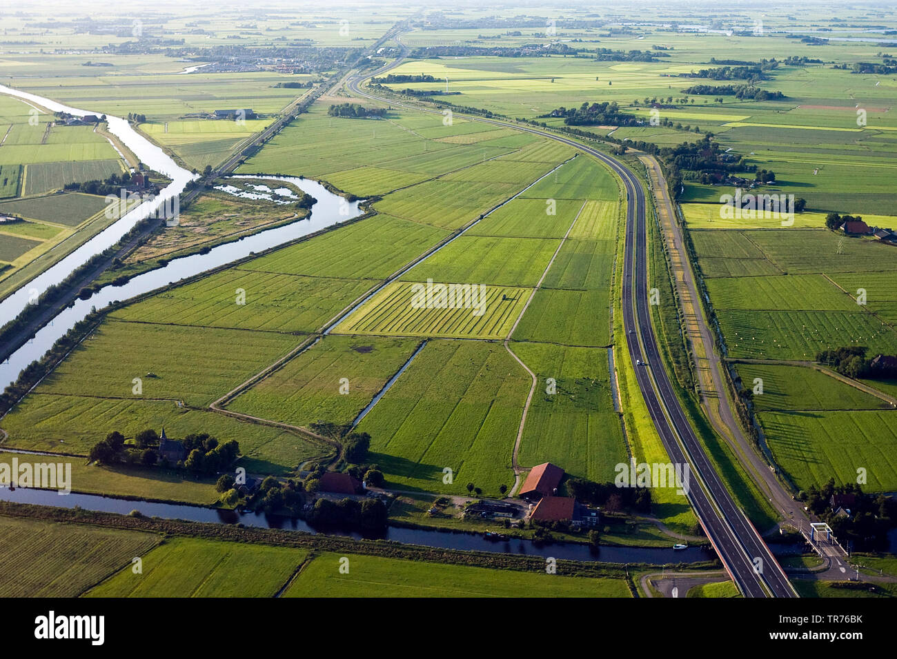 Feld Landschaft mit Fluss, Bauernhaus und Autobahn, Luftbild, Niederlande Stockfoto