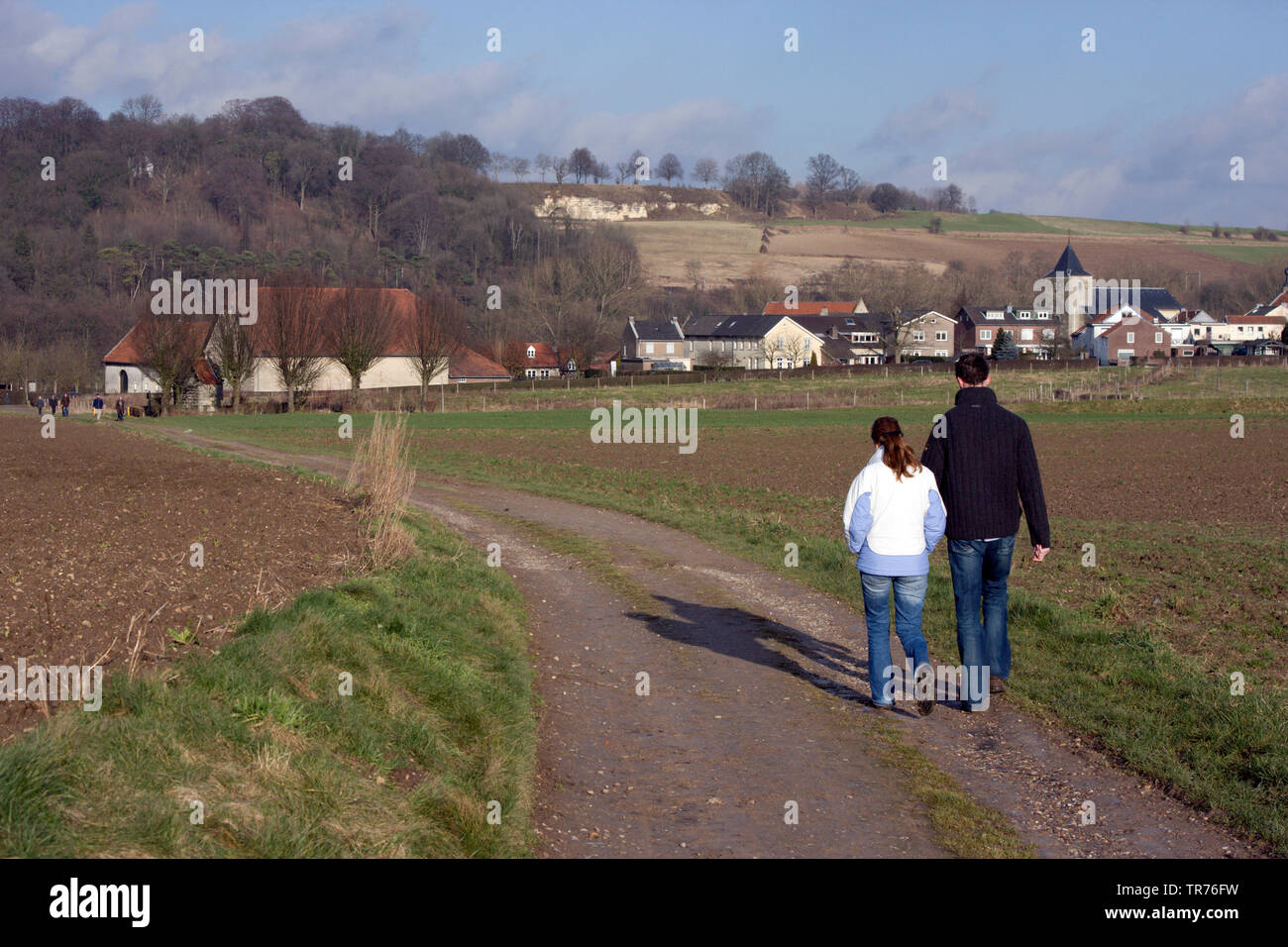 Wanderer auf einem Feld Pfad, Niederlande, Limburg, Gerendal, Valkenburg Schin op Geul Stockfoto