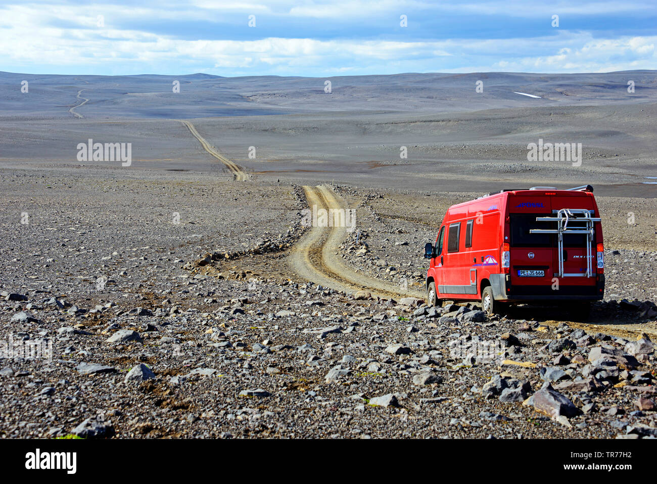 Wohnmobil auf unbefestigten Straßen, Island, Sprengisandur Stockfoto