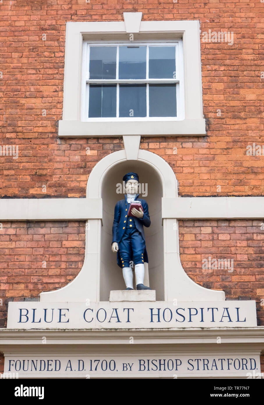 Statue eines Gelehrten in blau über der Tür von Blue Coat Krankenhaus Chester, ein pädagogisches Institut für Erwachsenenbildung gekleidet. England UK. Mai 2019 Stockfoto