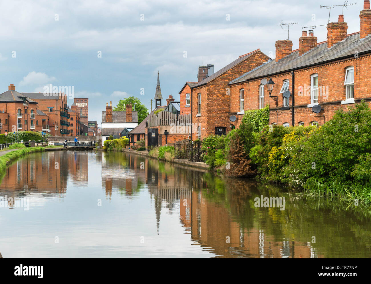 Am Kanal gelegenes Häuschen und Hoole Lane Lock auf dem Shropshire Union Canal Chester England UK. Mai 2019 Stockfoto