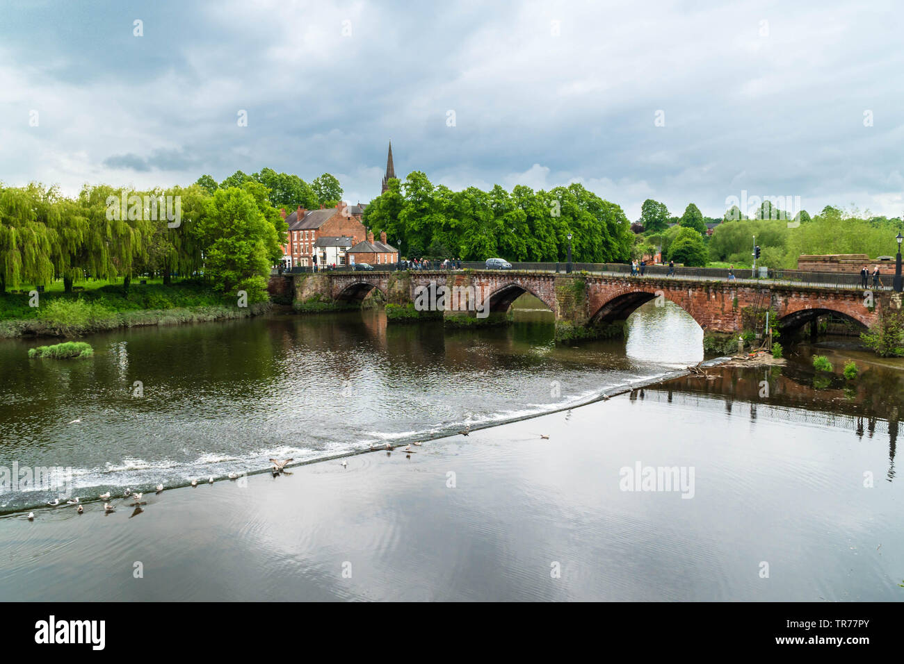 Ursprünglich von den Römern die Alte Brücke überspannt den Fluss Dee Dee Chester England Großbritannien gebaut. Mai 2019 Stockfoto
