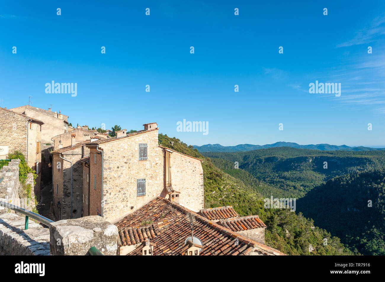 Stadtbild mit der umliegenden Landschaft, Saint-Cezaire-sur-Siagne, Alpes-Maritim, Provence-Alpes-Cote d'Azur, Frankreich, Europa Stockfoto