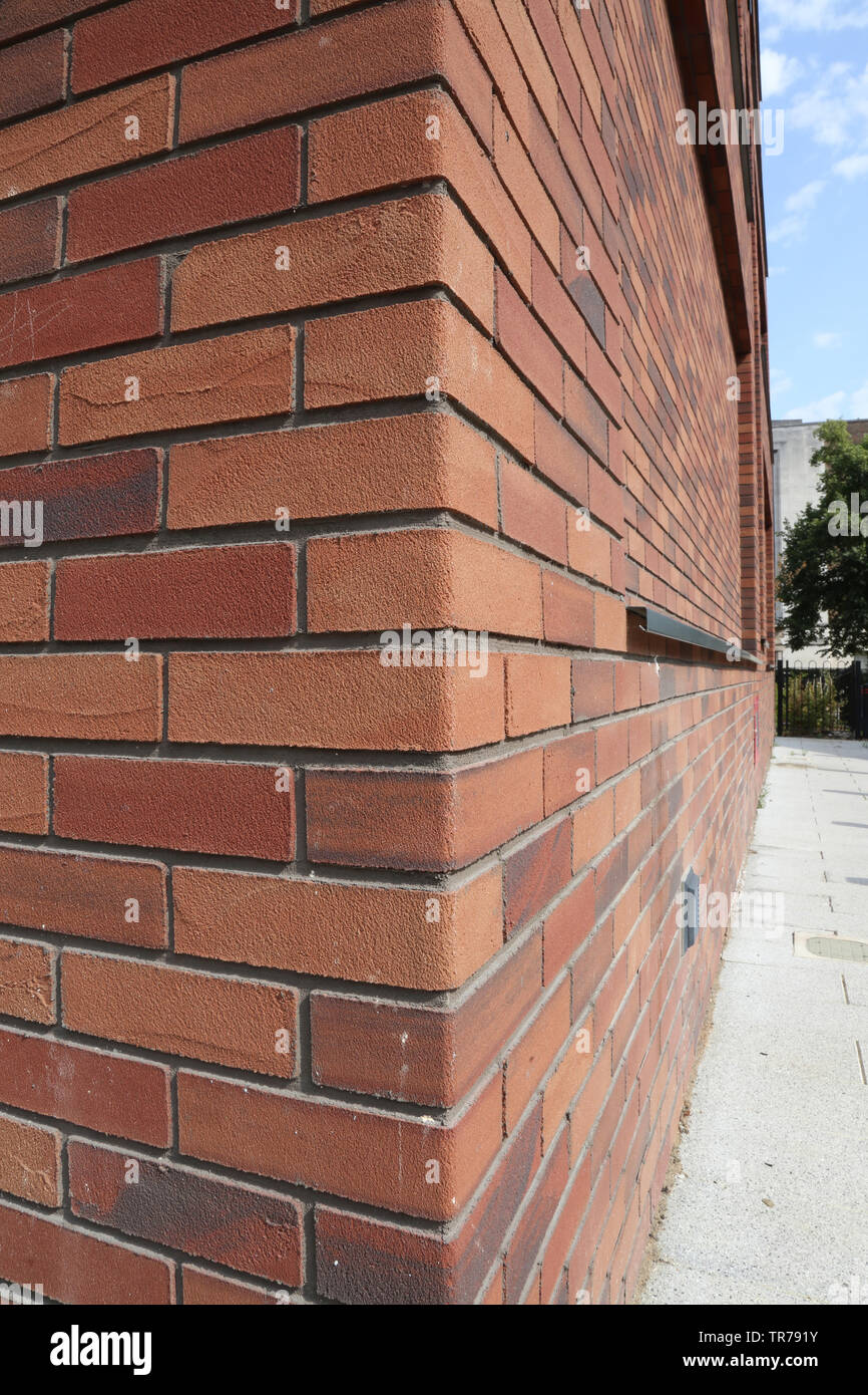 Berkshire, Reading, UK. Ein Bürogebäude umgebaut Studentenunterkünfte zur Verfügung zu stellen. Close-up Riemchen über verwendete verkleideten Gebäude. Stockfoto