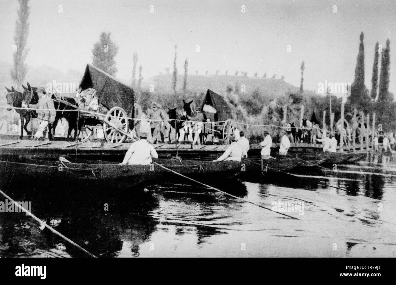 Die italienischen Truppen, die über ein Boot Brücke, der Erste Weltkrieg Stockfoto