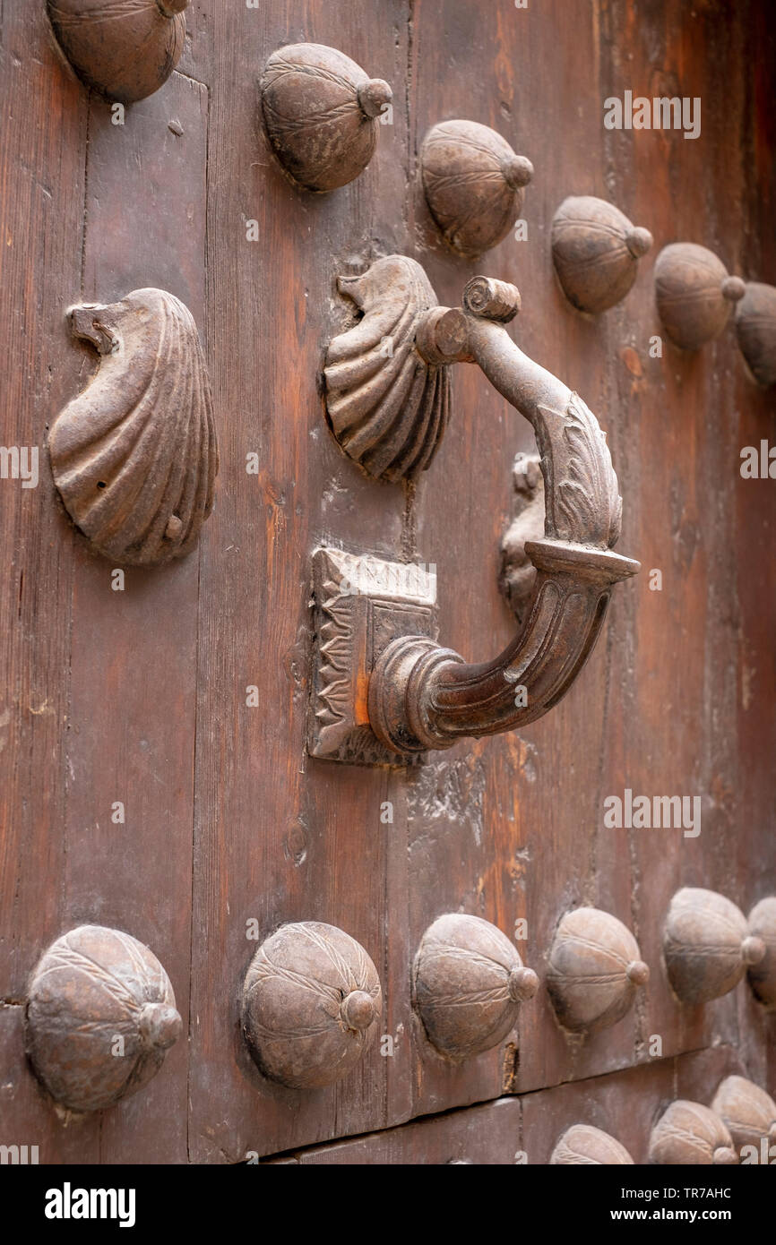 Große reich verzierte Türklopfer in Málaga, Spanien. Stockfoto