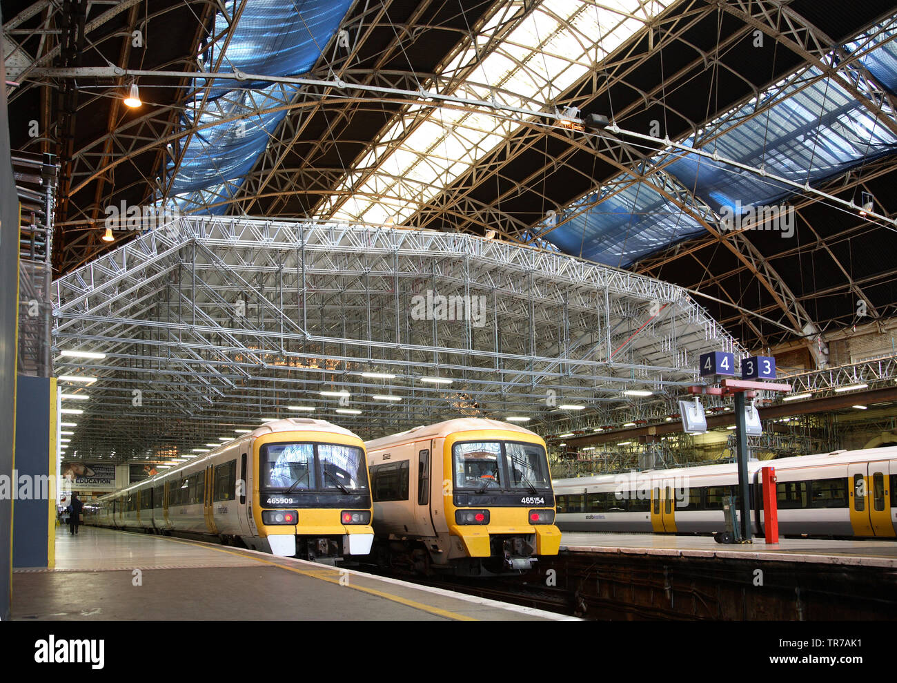 Ein Gerüst Struktur im Bau spanning Plattformen 1-4 in der Londoner Victoria Station Access für die Sanierung des Daches zur Verfügung zu stellen. Stockfoto