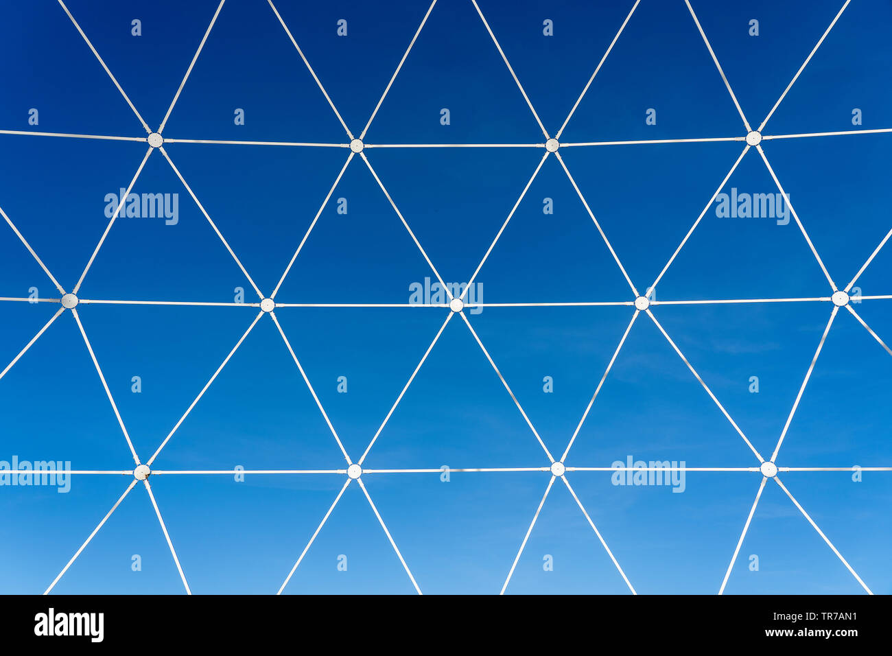 Metall, weiß Gitter in Form von geometrischen Formen auf einem Hintergrund von blauem Himmel, in der Nähe Stockfoto