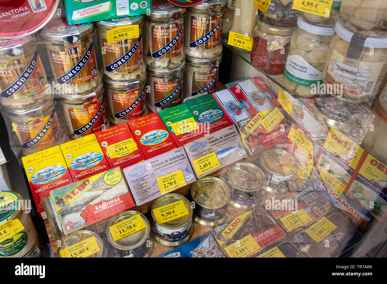 Lebensmittel Shop Verkauf verpackt und Konserven in Málaga, Spanien. Stockfoto