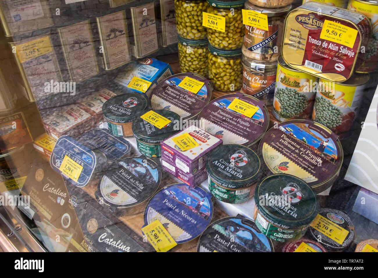 Lebensmittel Shop Verkauf verpackt und Konserven in Málaga, Spanien. Stockfoto