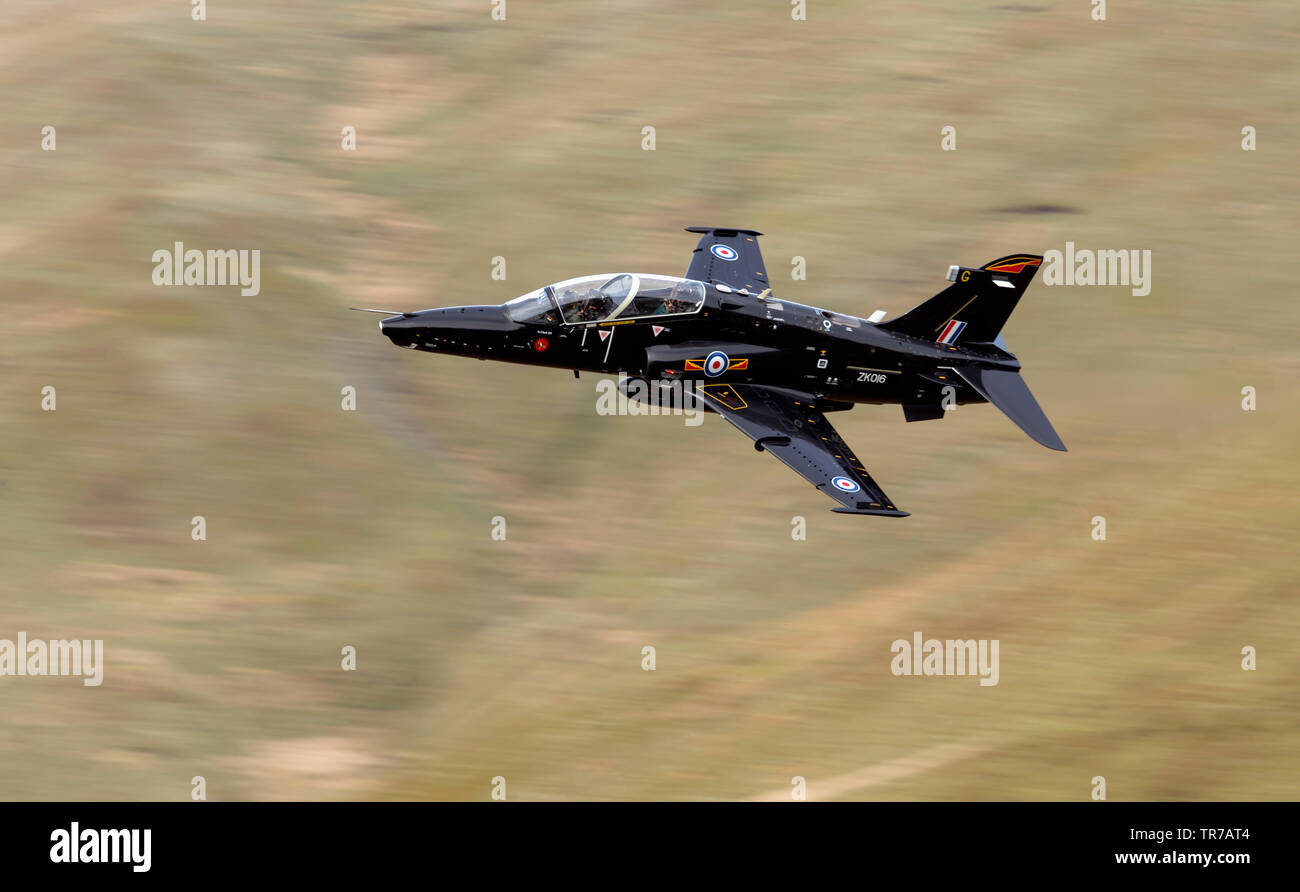 RAF Hawk T2 Flugzeug , Fliegen niedriges Niveau in der Mach Loop, Wales, Großbritannien Stockfoto