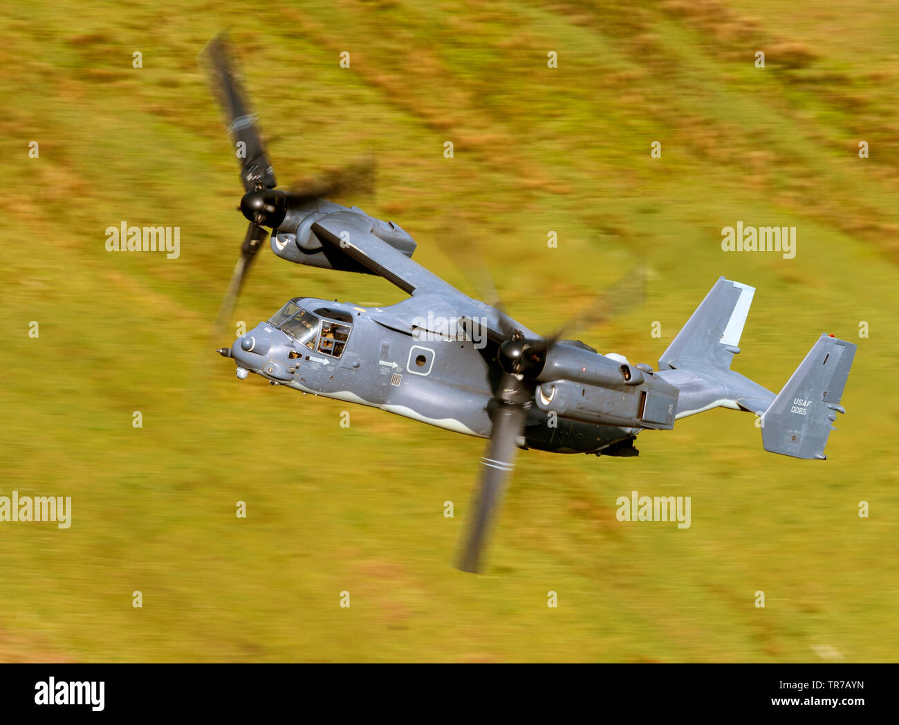 USAF CV-22 Osprey flying low level in der Mach Loop Bereich von Snowdonia, Wales, UK. Stockfoto