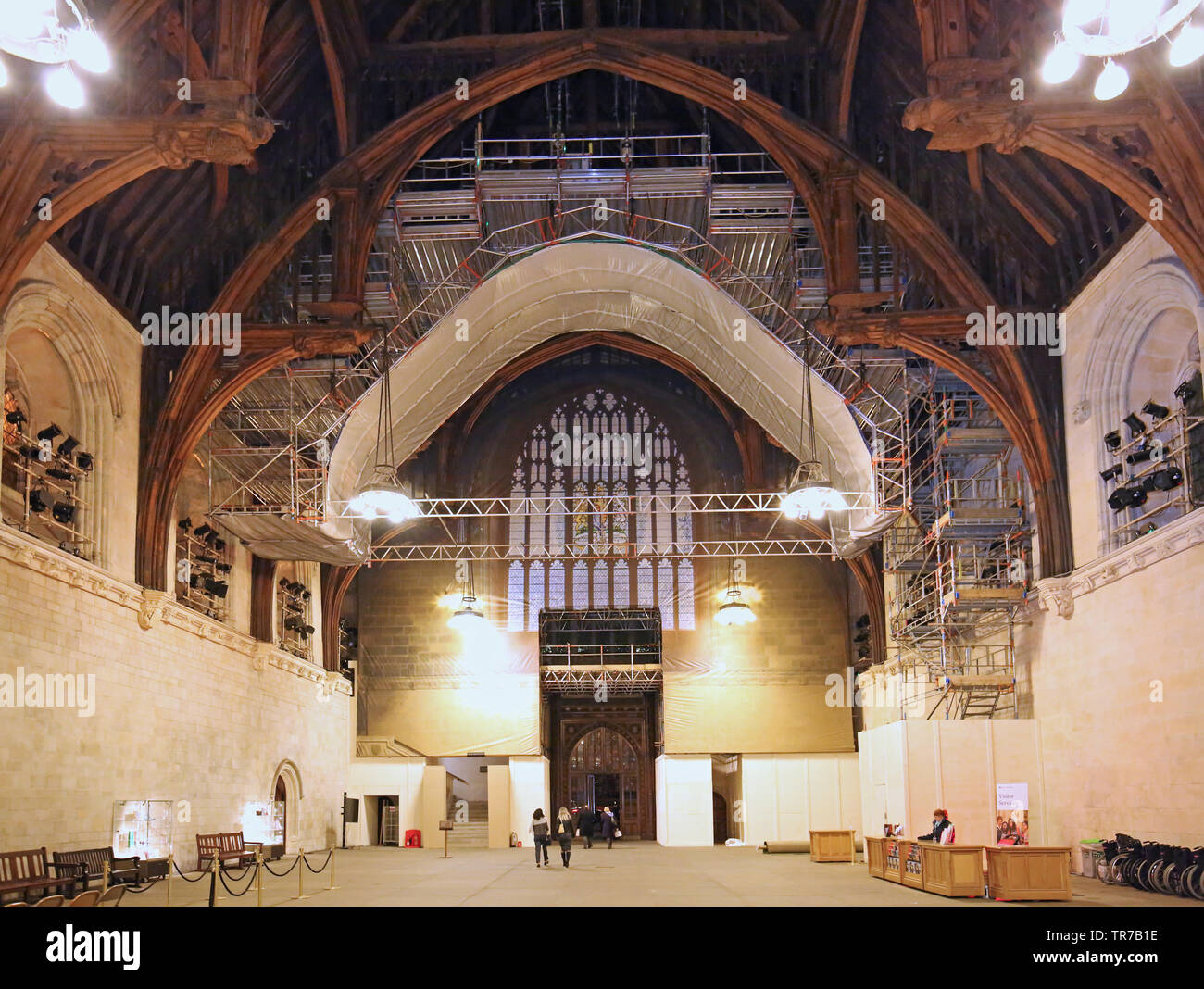 Hängegerüst für die Renovierung des mittelalterlichen Dachs der Westminster Hall, London, dem ältesten Teil der Houses of Parliament - erbaut 1393 Stockfoto