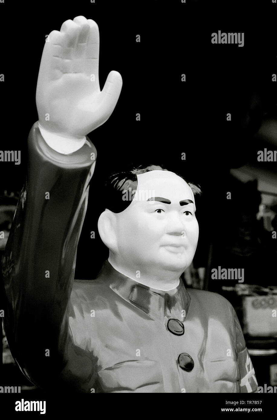 Chinesische Kommunistische Mao in einem Flohmarkt in Bangkok in Thailand in Südostasien im Fernen Osten. Retro Geschichte Bizarre Revolution Leader Revolution Stockfoto