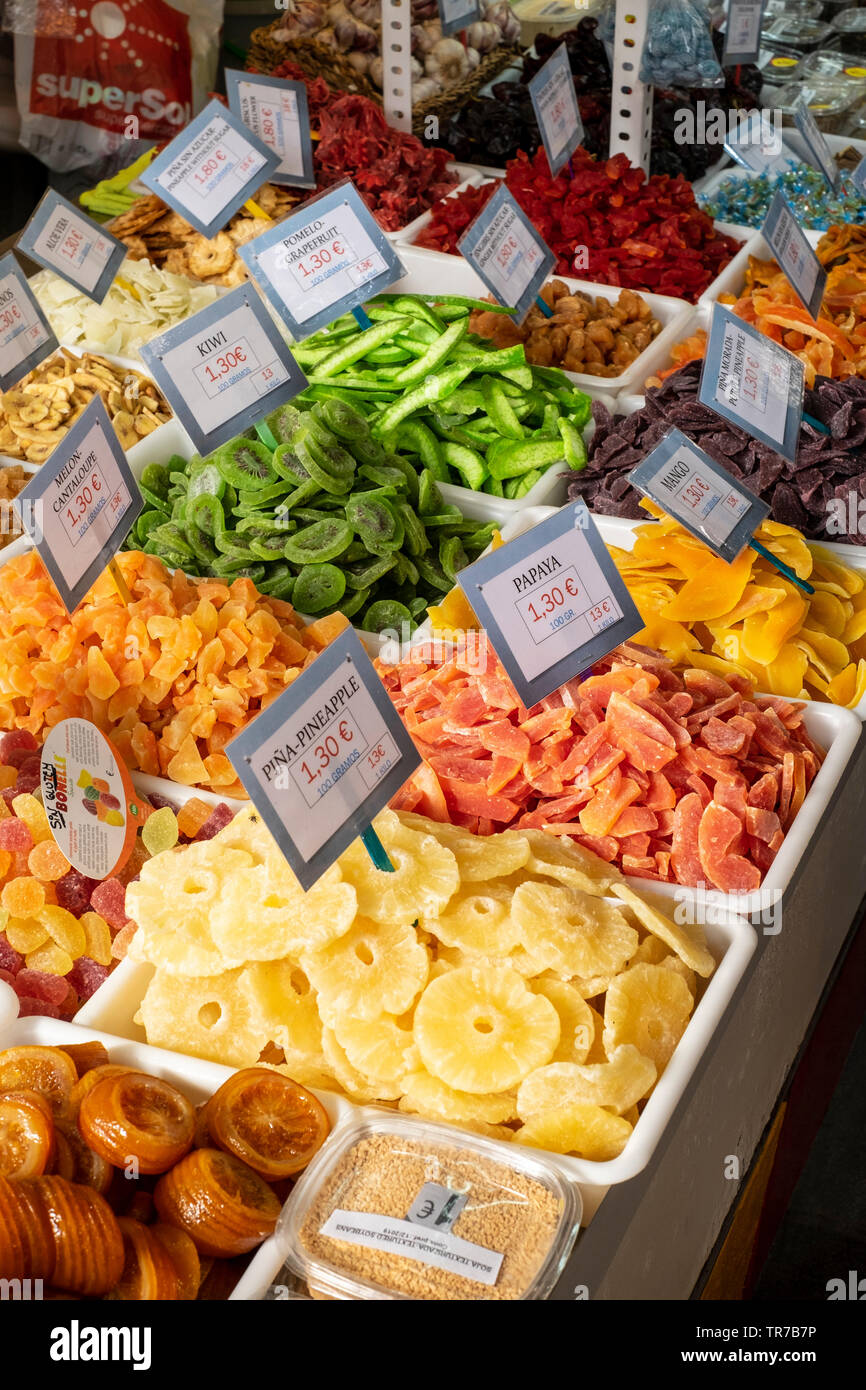 Getrocknete Früchte für den Verkauf in der Zentralen Markt oder Mercado in Málaga, Spanien. Stockfoto